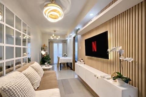 TV and multimedia, Living room, Evening entertainment