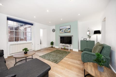 Communal lounge/ TV room, TV and multimedia, Living room