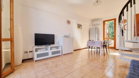 Communal lounge/ TV room, TV and multimedia, Living room, Seating area, Dining area, air conditioner