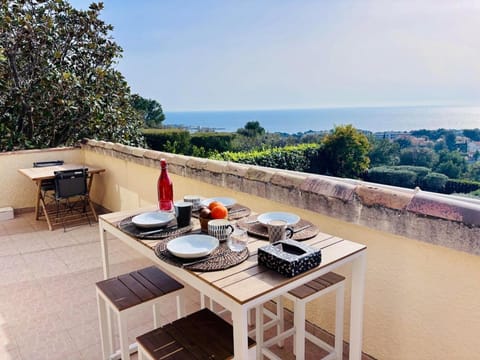 Natural landscape, Balcony/Terrace, Dining area, Sea view