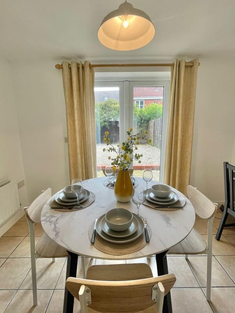 Rosebay Gardens, Cheltenham - Delightful, charming and very spacious 4BR Retreat House in Cheltenham