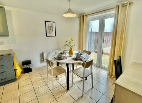 Rosebay Gardens, Cheltenham - Delightful, charming and very spacious 4BR Retreat House in Cheltenham