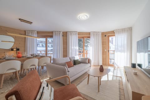 Living room, Seating area, Dining area, Evening entertainment