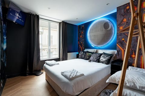 Bed, TV and multimedia, Photo of the whole room, Decorative detail, Bedroom, towels