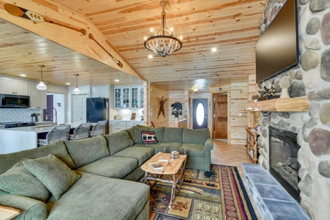 Luxe Hideaway on Houghton Lake Families Welcome! House in Houghton Lake