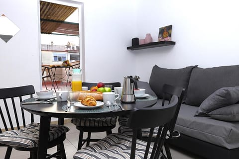 Seating area, Dining area