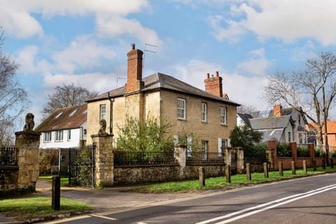 Property building, Facade/entrance, Off site, Neighbourhood