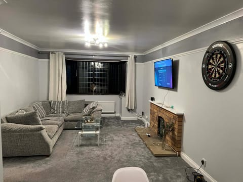 Communal lounge/ TV room, TV and multimedia, Living room, Seating area, Evening entertainment