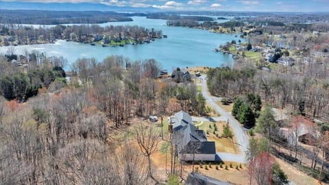 Property building, Day, Natural landscape, Bird's eye view, Lake view