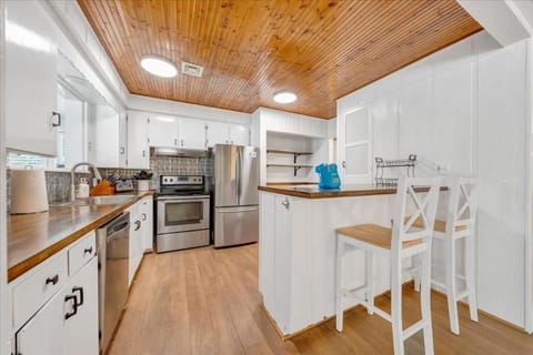 Kitchen or kitchenette, dishwasher, minibar, oven, stove, toaster, kitchen