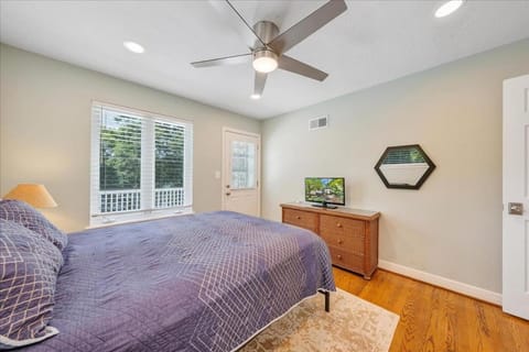 Bed, TV and multimedia, Bedroom