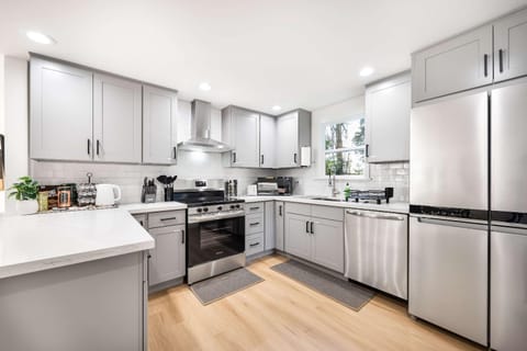 Newly Modern 4BR2BA Rambler by Super Market House in Shoreline