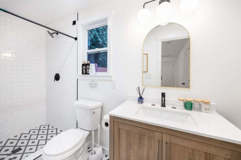 Newly Modern 4BR2BA Rambler by Super Market House in Shoreline