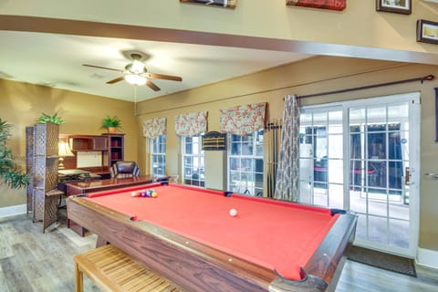 Explore Gulf Coast and Beyond! Home with Yard and Games House in Long Beach