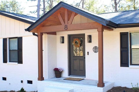 NEW Aiken Retreat I Firepit I Hot Tub I Near Dtwn House in Aiken