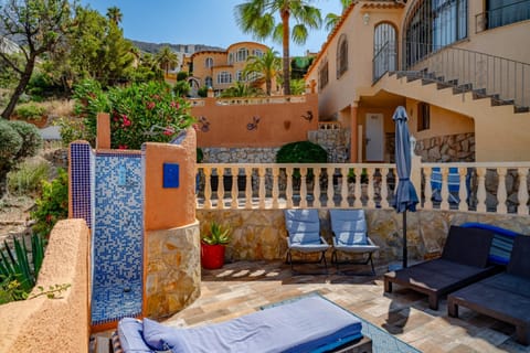 Shower, Swimming pool, sunbed