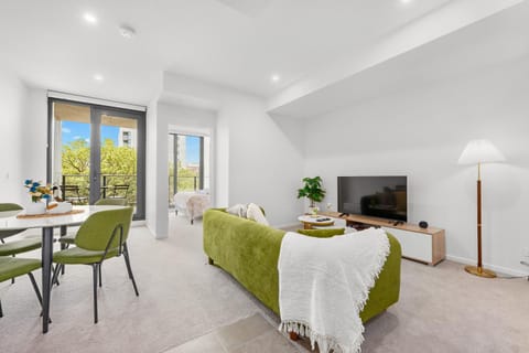 Communal lounge/ TV room, TV and multimedia, Living room, Seating area, Dining area, Evening entertainment
