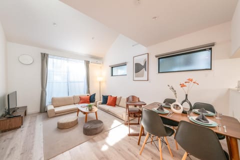 TV and multimedia, Living room, Seating area, Dining area