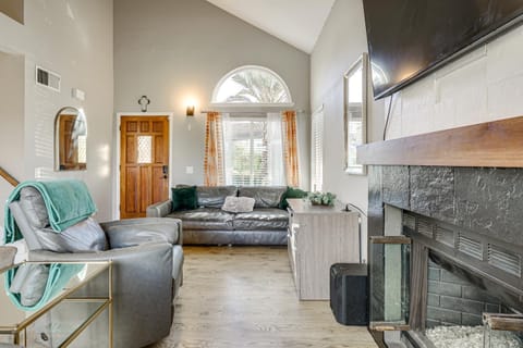 Modern Oceanside Living! Family Home with Workspace Apartment in Vista