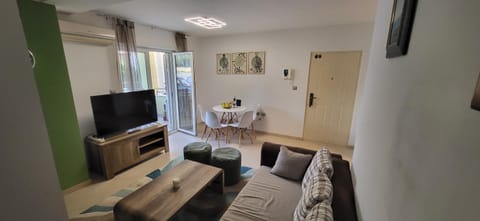 Communal lounge/ TV room, TV and multimedia, Living room, Seating area, Dining area, air conditioner