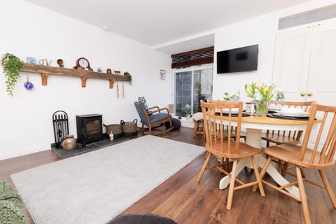 TV and multimedia, Seating area, Dining area