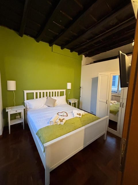 Bed, Bedroom, towels
