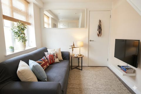 TV and multimedia, Living room, Seating area, Evening entertainment