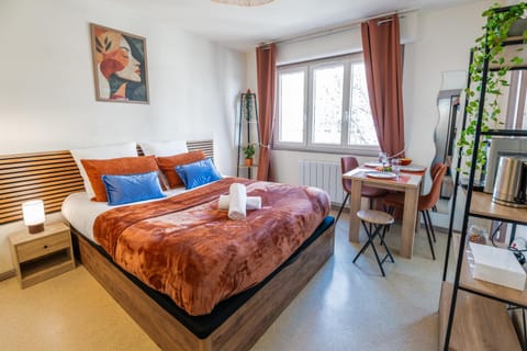 Bed, Photo of the whole room, Dining area, Bedroom