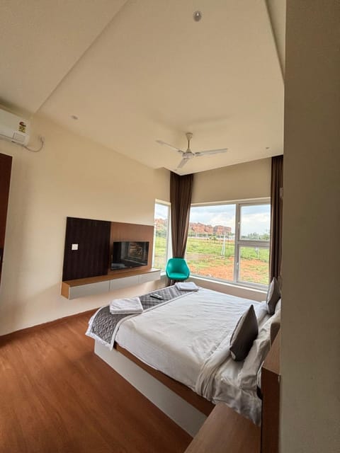 Bed, TV and multimedia, View (from property/room), Living room, Photo of the whole room, Bedroom, City view, Mountain view, soundproof, air conditioner