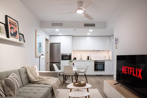 TV and multimedia, Kitchen or kitchenette, Living room, Seating area, Dining area, oven