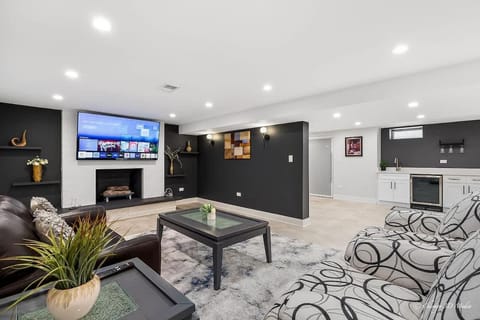 Casa 22 Luxury & Modern 3BD 2BA Home in Skokie House in Lincolnwood