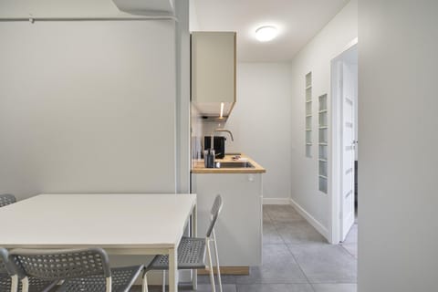 Kitchen or kitchenette, Dining area, minibar