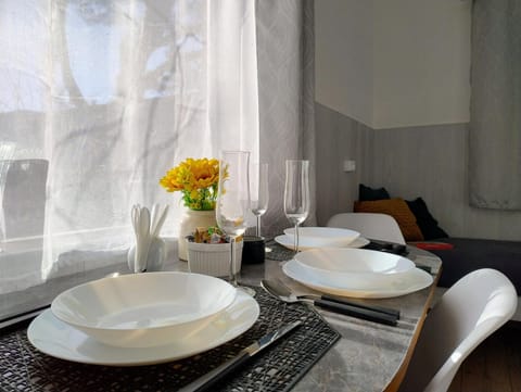Photo of the whole room, Dining area