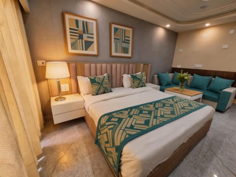 Bed, Living room, Photo of the whole room, Seating area, Bedroom