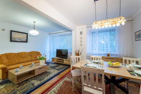 TV and multimedia, Living room, Seating area, Dining area