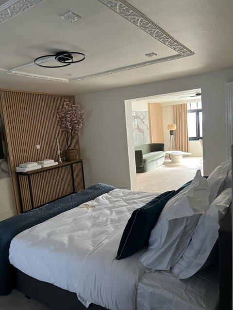 Bed, Seating area, Bedroom