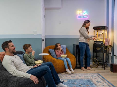 Sleeps 10 - Game Room - Putt Putt - Movie Theater House in Seminole