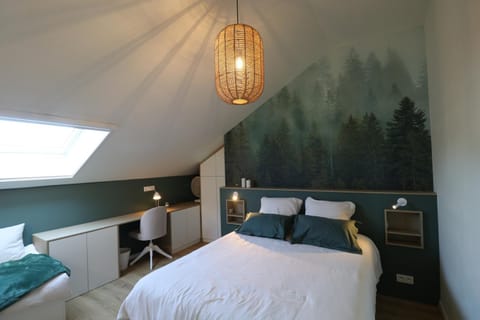 Bed, Photo of the whole room, Seating area, Bedroom
