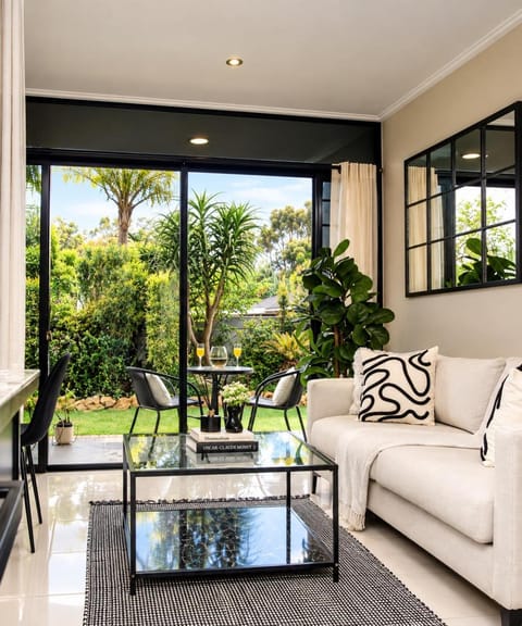 Garden, View (from property/room), Living room, Seating area, Garden view