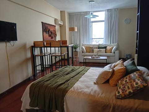 Bed, TV and multimedia, Photo of the whole room, Seating area, Bedroom