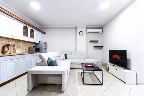 Communal lounge/ TV room, TV and multimedia, Kitchen or kitchenette, Living room, Seating area, Dining area, Evening entertainment, minibar, air conditioner