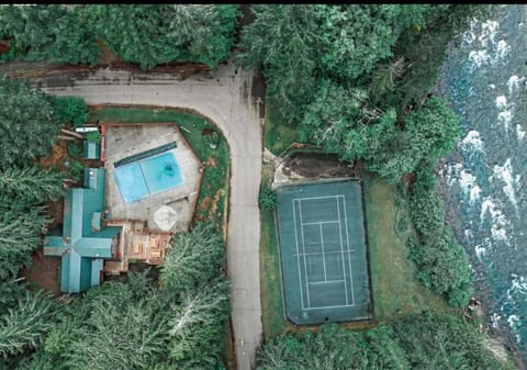 Roaring River Lodge Riverfront Fire pit EV Plug House in Mount Hood Village