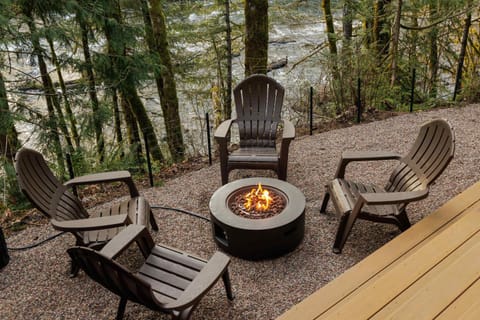 Roaring River Lodge Riverfront Fire pit EV Plug House in Mount Hood Village