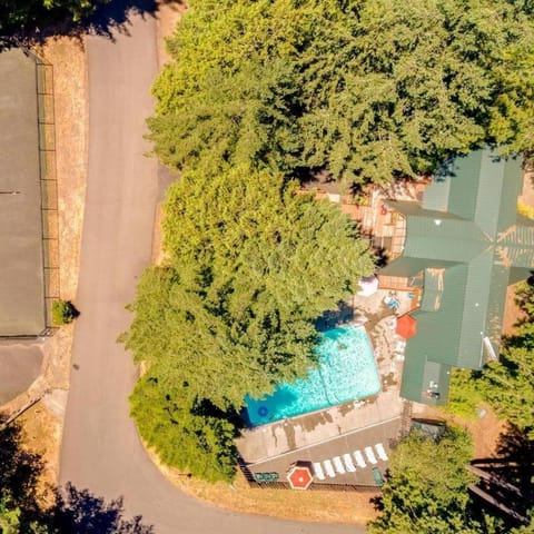 Roaring River Lodge Riverfront Fire pit EV Plug House in Mount Hood Village