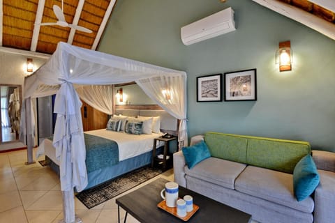 Seating area, Bedroom, air conditioner