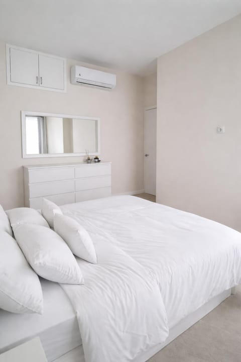 Bed, Photo of the whole room, Bedroom, air conditioner