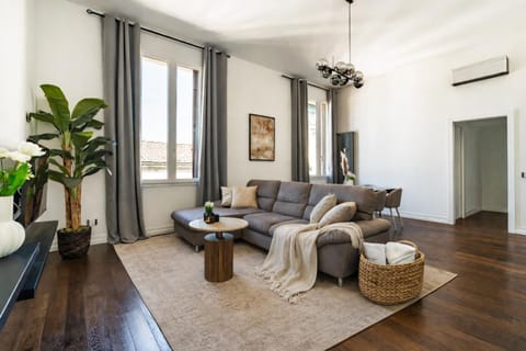 TV and multimedia, Living room, Seating area, air conditioner