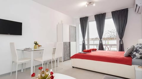 Bed, Dining area