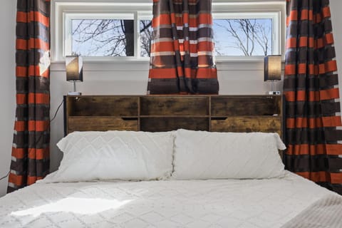 Modern Home Near Rosemont Allstate Arena O'Hare home House in Rosemont