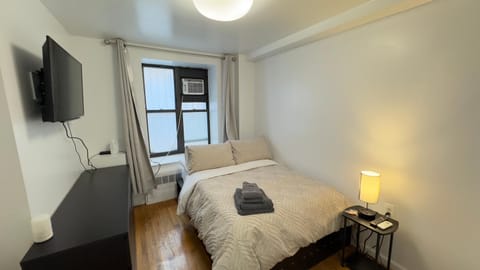 Bed, TV and multimedia, Photo of the whole room, Bedroom, towels
